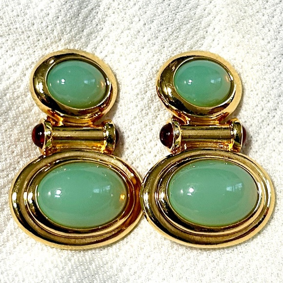 ELIZABETH TAYLOR AVON Vintage Clip-on Earrings- Gold-plated Faux Jade - Picture 3 of 6